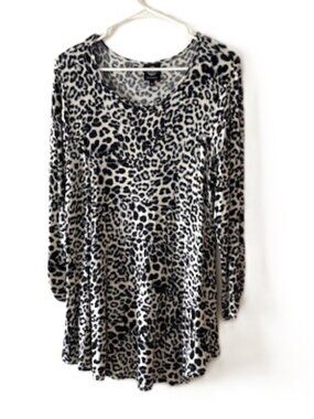 Bobeau Black and White Long-Sleeve Tunic with Leopard Print and Round Hem